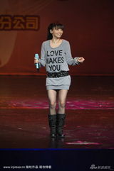 幻灯图集：张靓颖亮相宁波歌友会 连身裙秀身段