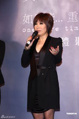 组图：黄小琥出碟秀事业线 萧淑慎献花做公益