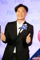 组图：陈奕迅个唱门票秒杀 与童星 乔 乔 比鬼脸