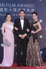 组图：汪诗诗表妹湛淇清红毯亮相粉裙美艳