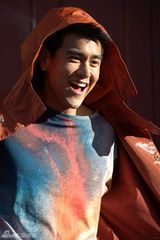 组图：彭于晏街拍时尚大片 活力动感十足