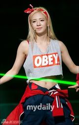 组图：韩团少女时代露小蛮腰 新曲打榜三连冠