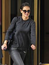 组图：小苏瑞街头玩滑板车 凯蒂贴身保护显母爱