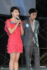 组图：秦昊欲再战金马 莫小奇桃红衣性感出席发布会