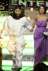 幻灯图：众星出席2009KBS电视台演艺大奖颁奖礼