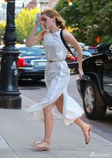 组图：沃特森白色连衣裙出街 下车飞奔秀美腿