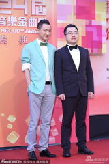 组图：陈欣若亮相金曲奖红毯 浅蓝色西装抢眼