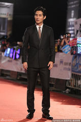 组图：周渝民黑西装亮相金钟红毯 笑容亲和迷人