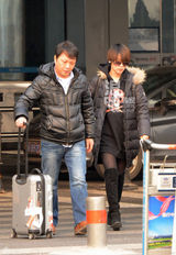 组图：谢楠独自回京吴京司机接送