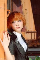 高清组图：米奈冬日时尚写真 跳跃色彩打破冬日萧瑟