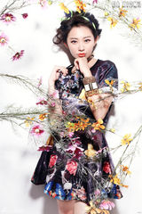 组图：孙耀琦时尚大片 娇艳红唇演绎花样风采