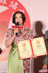 组图：刘晓庆话剧超百场破纪录 开怀大笑比V字