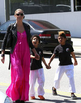 高清组图：海蒂-克鲁姆和儿子出行 夹克搭配长裙