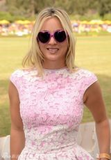 组图：佩妮奥库科粉色碎花裙甜美 戴心型眼镜