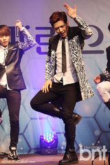 组图：M.pire朴玄彬亮相某化妆品品牌展望会