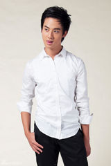 组图：赵文浩拍白色衬衫写真先秀气