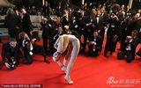 组图：女星戛纳红毯大秀柔术身体对折