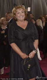 组图：群星闪耀红毯 暮光女拄拐海瑟薇优雅