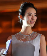 组图：兽兽清纯装扮亮相车展 长裙凸衬窈窕身姿