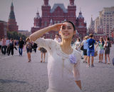 组图：韩丹彤圣彼得堡拍摄写真 发丝飞舞享受阳光