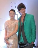 组图：秦岚红毯优雅亮相 成年度时尚红毯明星