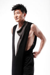 组图：《龙门镖局》掌柜郭京飞大尺度写真