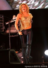 组图：夏奇拉性感开唱 镂空金肚兜配皮裤激情四溢