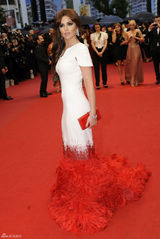 组图：《爱》戛纳首映 科尔白底红尾裙别具一格