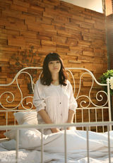 组图：香香白衣素颜拍大片 温馨浪漫秀动人一面