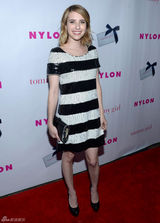 高清组图：艾玛-罗伯兹黑白条亮片礼服亮相