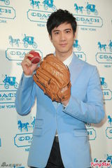 组图：王力宏西装亮相代言阳光俊朗