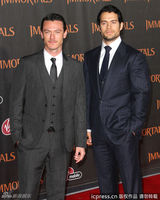 组图：《惊天战神》首映女星比美 米基洛克笑搂超模