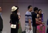 组图：杨幂现身机场 黑超遮面短信发不停