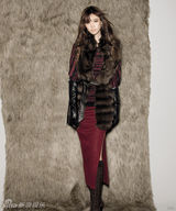 组图：韩星韩孝珠服饰写真 演绎40款冬装搭配