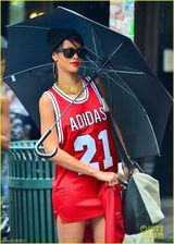 组图：蕾哈娜穿篮球裙散步 全套金饰奢华抢镜