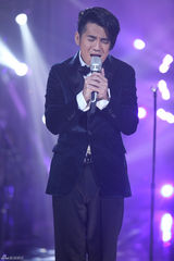 组图：周笔畅玩谢耳朵乐器 邓紫棋黑丝秀腿