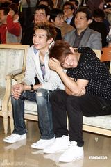 幻灯图：辰亦儒炎亚纶为日本职棒站台 分享糗事