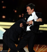 组图：63届艾美奖现场 名嘴抢话筒引混战