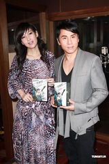 周慧敏彩裙优雅亮相 获绯闻旧爱黄凯芹献吻(图)