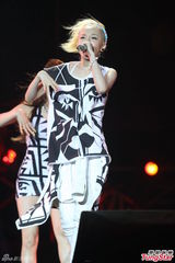 组图：周笔畅信乐团出席音乐派对 2NE1压轴献唱