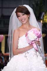 组图：隋棠婚纱装出席《犀利人妻》电影版首映