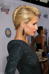 高清组图：帕丽斯扮可爱红唇妖艳 