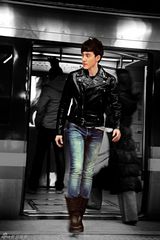 组图：张睿时尚写真 酷黑皮衣尽显型男风范