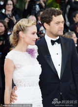 组图：戴安克鲁格戛纳走秀和男友恩爱