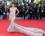 高清组图：伊娃-朗格利亚长裙亮相戛纳红毯
