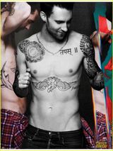 组图：魔力红主唱半裸写真 迷幻纹身壮硕身材