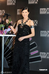 幻灯图：钟嘉欣闪亮现身代言捞金 分享化妆心得