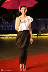 高清图：小宋佳助阵华语传媒盛典 红毯秀英伦范