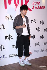 组图：林俊杰获票选人气男艺人 谢谢周杰伦相挺