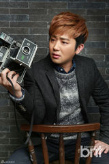 组图：韩Trot王子朴玄彬写真曝光 拿相机卖萌